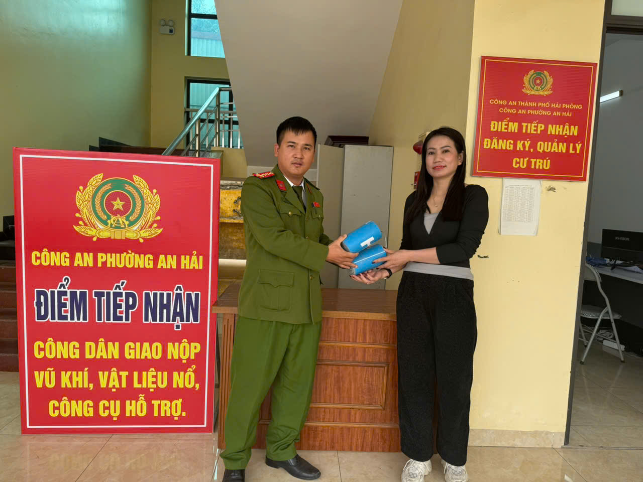 Công an phường An Hải vận động 02 công dân giao nộp nhiều vũ khí thô sơ và vật liệu nổ